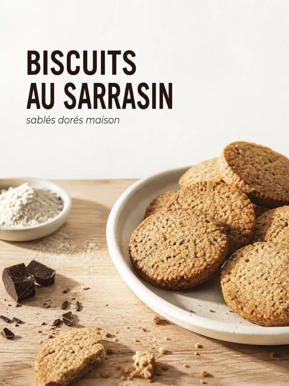 Biscuits sarrasin maison dorés et friables sur une assiette, recette biscuit sarrasin